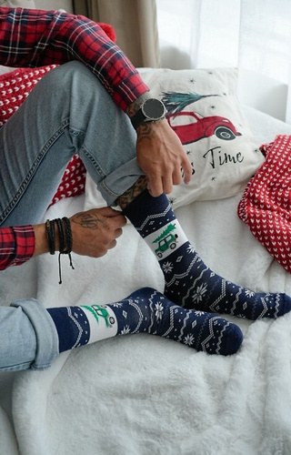 1290-030 Șosete de Crăciun Milena pentru bărbați, bleumarin 02 – Mașină cu brad de Crăciun, bumbac