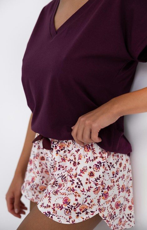 Pijamale de damă Marisol Sensis – Tricou vișiniu, pantaloni scurți cu imprimeu floral, 100% bumbac