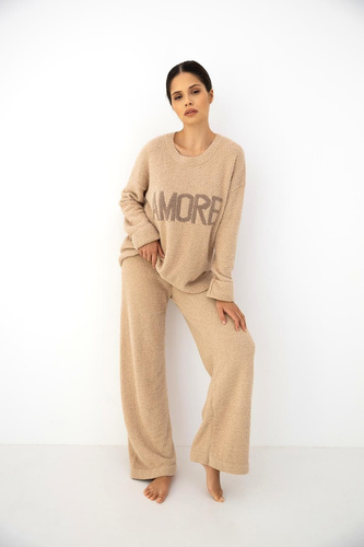 Compleu damă Zerina bej Sensis – material bouclé moale, scris AMORE, pantaloni confortabili
