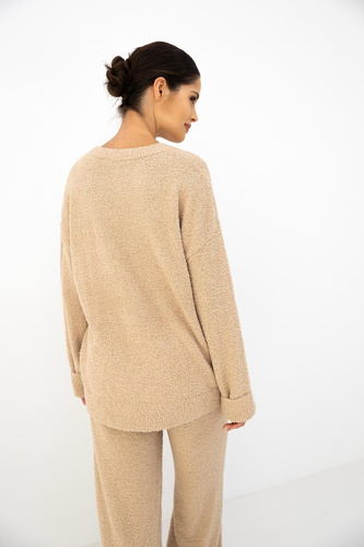 Compleu damă Zerina bej Sensis – material bouclé moale, scris AMORE, pantaloni confortabili