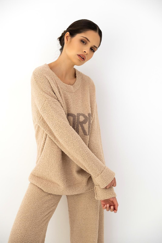 Compleu damă Zerina bej Sensis – material bouclé moale, scris AMORE, pantaloni confortabili