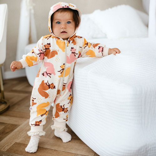 Trenorac pentru copii Fluffy Tails Eevi - ecru, cu gluga si imprimeu de toamna