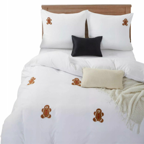 Set de lenjerie de pat din microfibră Cuty Dulce de Crăciun de la Spod Igły i Nitki – alb cu aplicații 3D cu turtă dulce, închidere cu fermoar