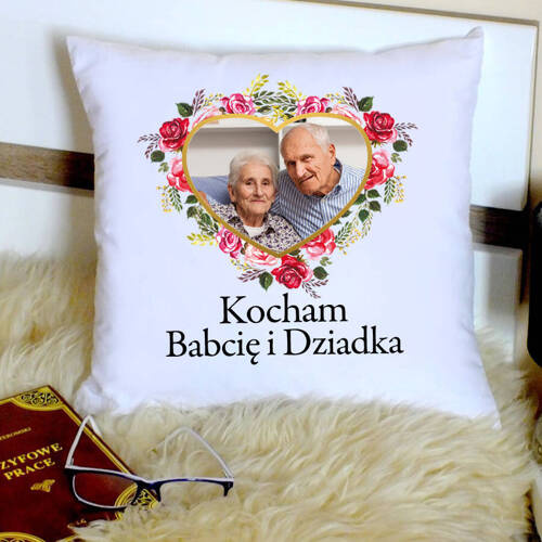 O pernă cu o fotografie care sărbătorește Ziua bunicii și bunicului Mooch