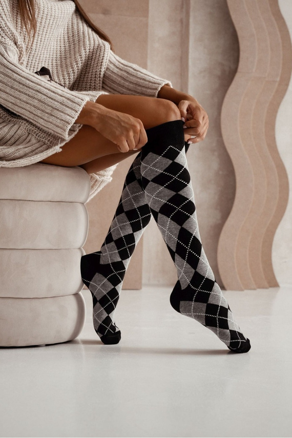 0248.015 Șosete până la genunchi pentru femei Diamonds Milena, negre - model cu romburi, stil retro