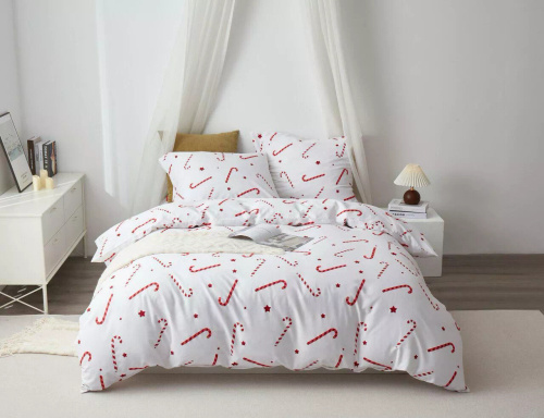 Lenjerie de pat de Crăciun din satin de bumbac Candycanes de la Spod Igły i Nitki, bomboane albe și roșii - elegantă și moale