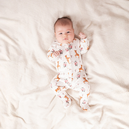 216031 Salopă pentru bebeluși Lala Nicol – bumbac, model cu căprioare și trandafiri