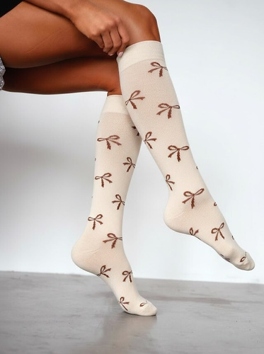 Șosete damă până la genunchi Milena 0248-016 – bumbac moale, model cu fundițe, bandă fără strângere, ideale pentru fiecare zi
