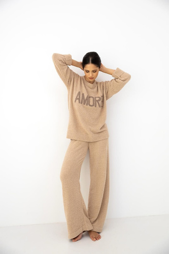 Compleu damă Zerina bej Sensis – material bouclé moale, scris AMORE, pantaloni confortabili