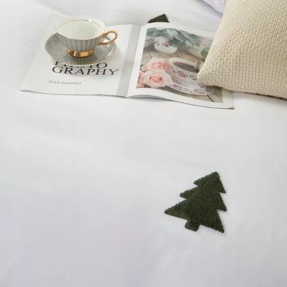 Set de lenjerie de pat din microfibră Cuty Christmas de la Spod Igły i Nitki – alb cu aplicații 3D verzi cu brad de Crăciun, închidere cu fermoar
