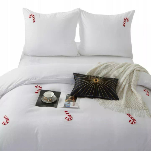 Set de lenjerie de pat din microfibră Cuty Candycanes de Crăciun de la Spod Igły i Nitki – Alb cu aplicații 3D cu acadele, închidere cu fermoar