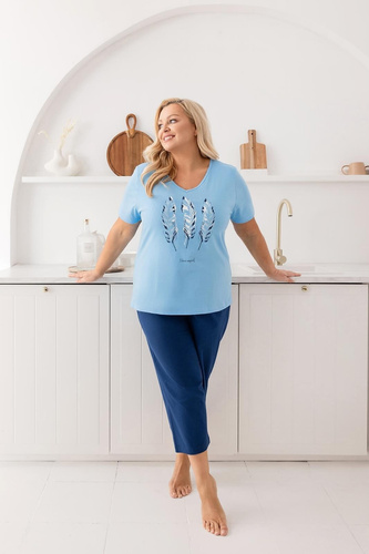 Pijama Damă Regina 742 din 100% Bumbac – Decolteu în V, Tricou cu Imprimeu Decorativ, Mânecă Scurtă, Pantaloni 3/4