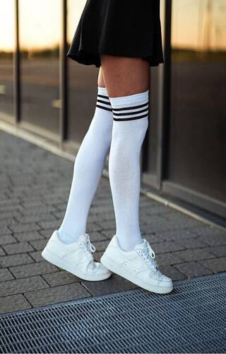 0293-002 Snur cu dungi Sosete de dama peste genunchi Milena - alb-negru