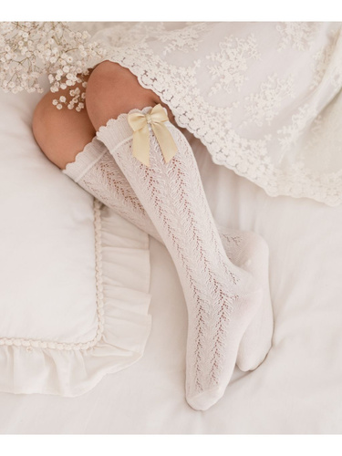 1382 Șosete până la genunchi pentru copii cu model ajurat și fundă - bumbac Milena, ecru