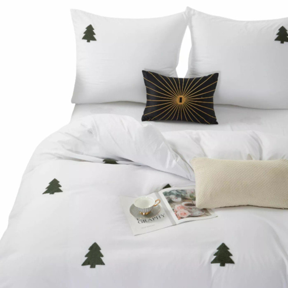 Set de lenjerie de pat din microfibră Cuty Christmas de la Spod Igły i Nitki – alb cu aplicații 3D verzi cu brad de Crăciun, închidere cu fermoar