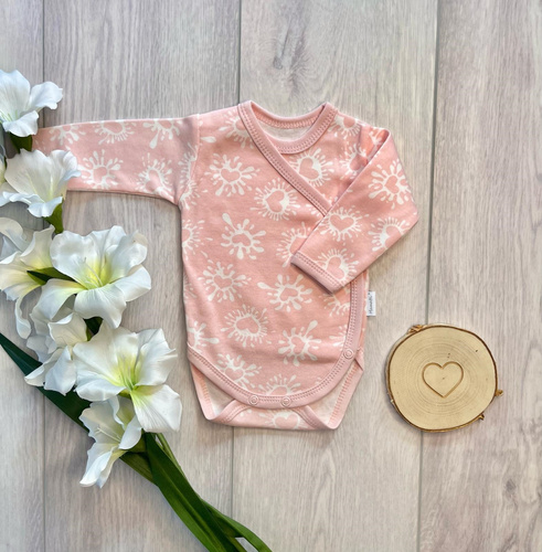 Body bebeluș cu închidere tip petrecut Mamatti BD16326 roz din bumbac cu inimioare
