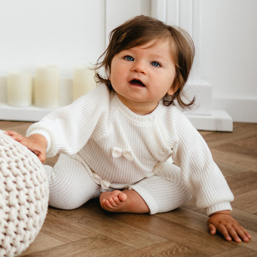 Pulover Fluffy Tails Eevi pentru fete - ecru, cu fundite si mansete