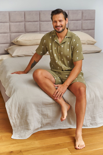 Pijama bărbați Doctor Nap 7417 muselină bumbac – cămașă și șorturi olive