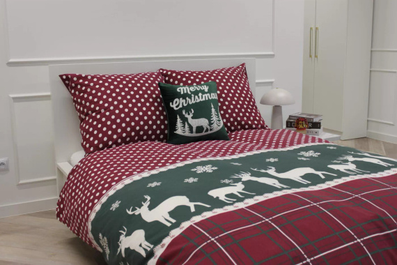 Set de lenjerie de pat de Crăciun din bumbac de la Spod Igły i Nitki – ren în carouri, buline, roșu și verde, set cu fermoar, 100% bumbac