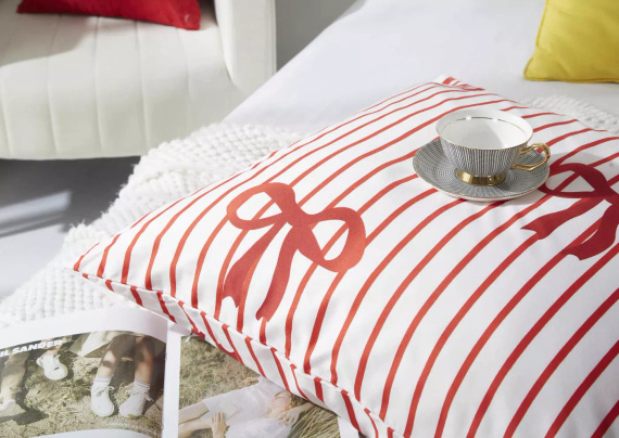 Set de lenjerie de pat din microsatin cu funde de Crăciun, alb și roșu, I25 Spod Igły i Nitki – moale, neted și rezistent