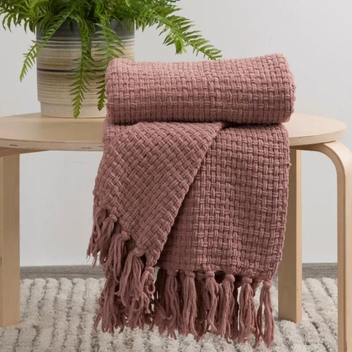 Patura Suzi, cuvertura de pat tesuta cu franjuri, perdele euro, pudra