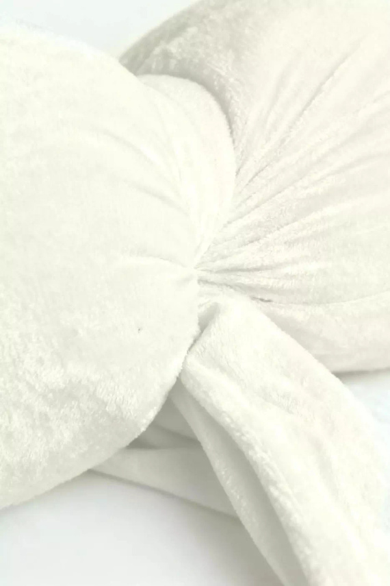 Pernă cu fundă de Crăciun 40x23 de la Spod Igły i Nitki – pernă de catifea crem, certificată Oeko-Tex