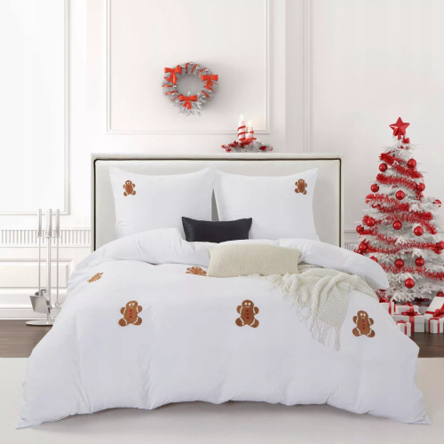 Set de lenjerie de pat din microfibră Cuty Dulce de Crăciun de la Spod Igły i Nitki – alb cu aplicații 3D cu turtă dulce, închidere cu fermoar
