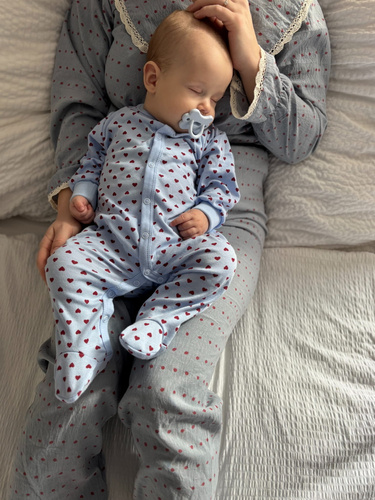 Salopetă nou-născut Love Eevi albastră cu inimioare 100% bumbac, mâneci rabatabile