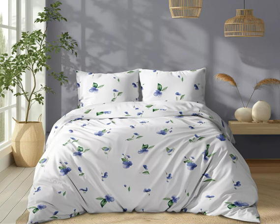 Set de lenjerie de pat 5769 B Cotton Bloom Detexpol din bumbac, alb cu flori albastre și frunze verzi – 100% bumbac, față-verso, producție poloneză