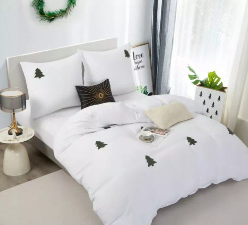 Set de lenjerie de pat din microfibră Cuty Christmas de la Spod Igły i Nitki – alb cu aplicații 3D verzi cu brad de Crăciun, închidere cu fermoar