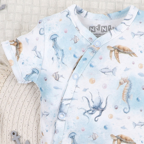 ABN-5443 Body cu mâneci scurte Nini Sea Of Joy – bumbac organic, pentru bebeluși