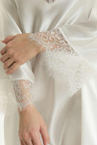 Halat Ava 006/1 Whisper White satinat cu dantelă alb de mireasă