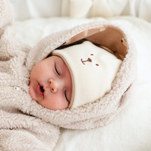 Căciulă pentru bebeluși Beary Cool Eevi ecru – fleece cu urechi de ursuleț de pluș și broderie