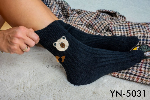 YN5031 Șosete calde pentru femei cu față de ursuleț de pluș Magnetis negre - cu nervuri și broderie