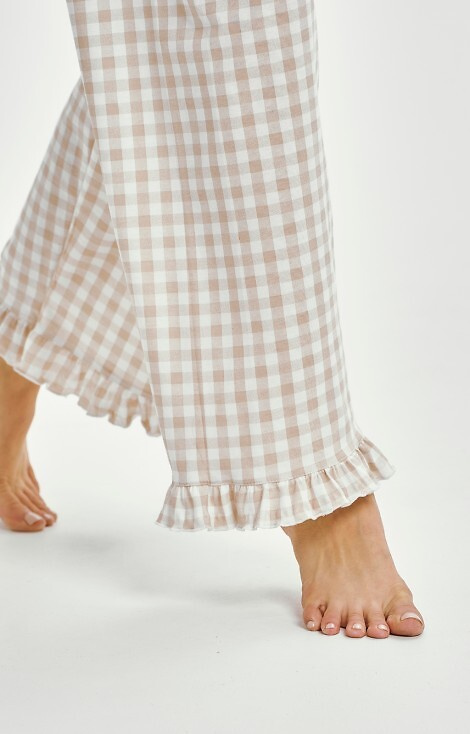 3438 Vera Taro pijamale de dama bej din bumbac - maneci lungi, pantaloni in carouri cu volane