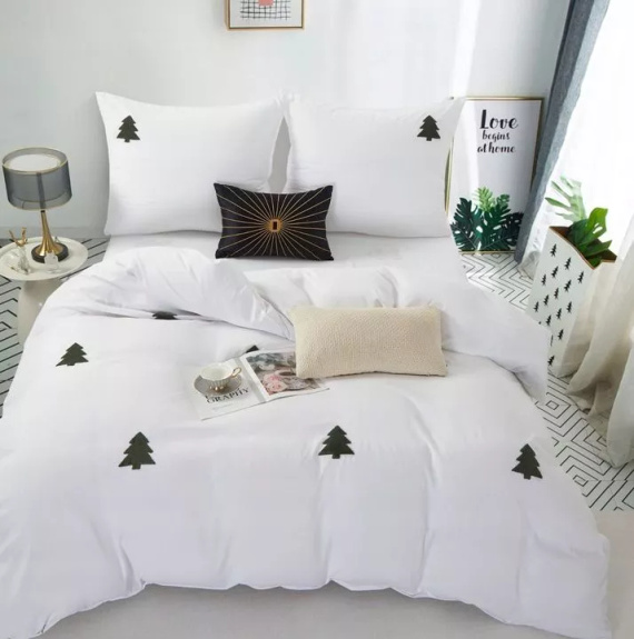 Set de lenjerie de pat din microfibră Cuty Christmas de la Spod Igły i Nitki – alb cu aplicații 3D verzi cu brad de Crăciun, închidere cu fermoar