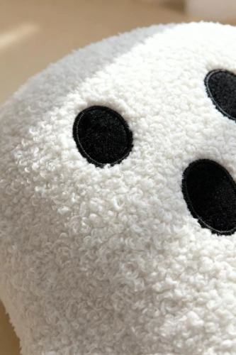 Pernă decorativă cu buline fantomă de sub ac și ață – albă 28x40 cm, decor de Halloween și toamnă