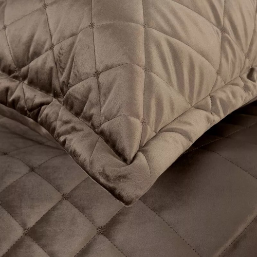 Ria 6 Cuvertura de pat decorativa din catifea Eurodraperii maro