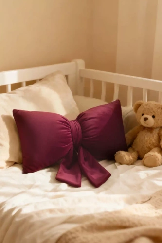 Pernă cu fundiță de Crăciun de la Needle and Thread – pernă din catifea bordo, certificată Oeko-Tex