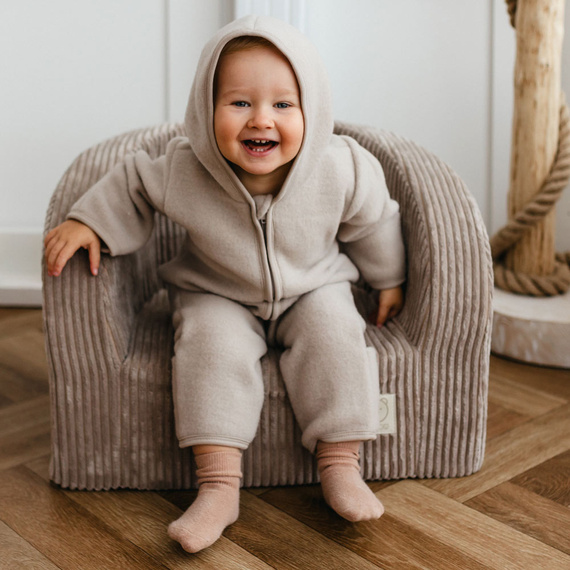 Costum pentru bebelusi din lana merinos Eevi - bej, moale si respirabil