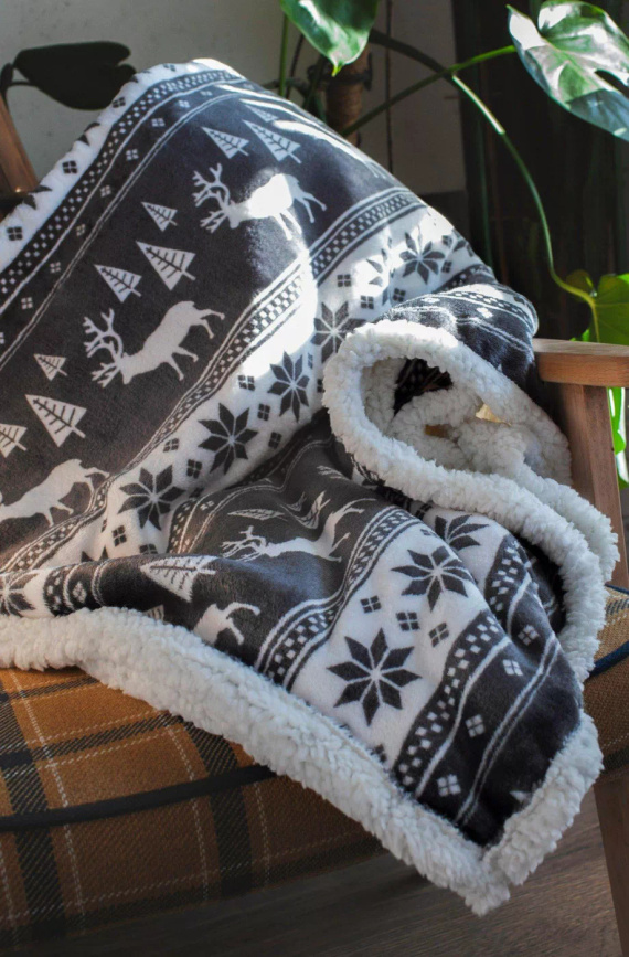 Pătură de Crăciun SACO gri cenușiu – moale și călduroasă cu reni și brazi de Crăciun într-o pungă decorativă