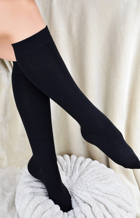 Șosete până la genunchi pentru femei Noviti SB158, negre – confortabile, fine, confecționate din material tricotat moale