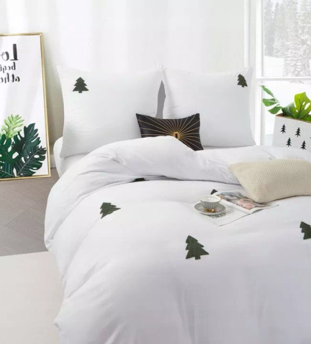 Set de lenjerie de pat din microfibră Cuty Christmas de la Spod Igły i Nitki – alb cu aplicații 3D verzi cu brad de Crăciun, închidere cu fermoar