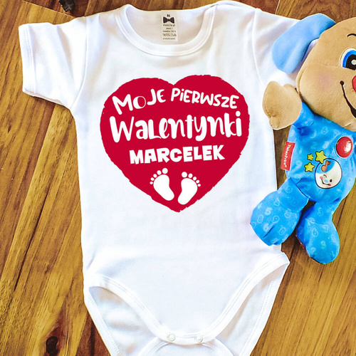 SKU N070 Body cu mânecă scurtă „Primul meu Valentine’s Day + nume” Moocha, alb