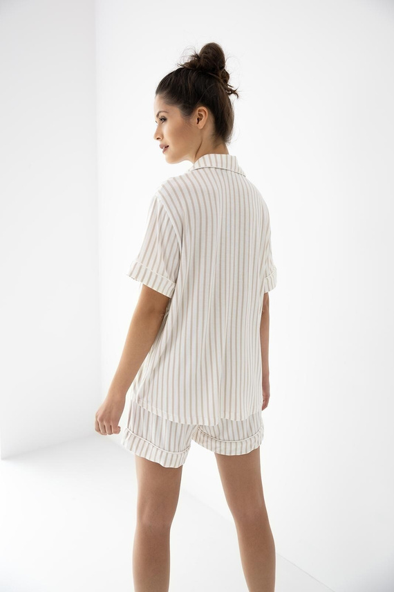 Pijama de vară din vâscoză moale, cu nasturi și croi tip cămașă. Confort aerisit pentru somn și relaxare. Descoperă