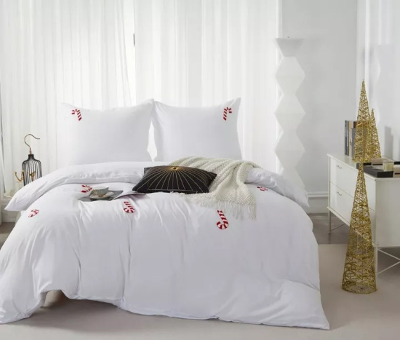 Set de lenjerie de pat din microfibră Cuty Candycanes de Crăciun de la Spod Igły i Nitki – Alb cu aplicații 3D cu acadele, închidere cu fermoar
