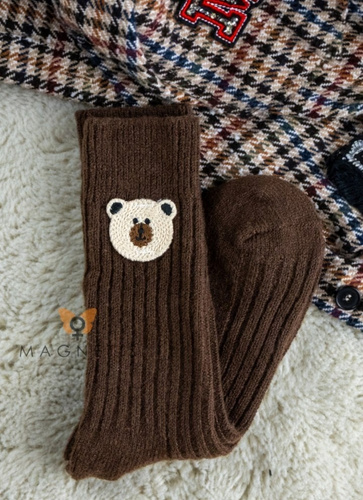 YN5031 Șosete calde pentru femei cu față de ursuleț de pluș Magnetis maro - cu nervuri și broderie