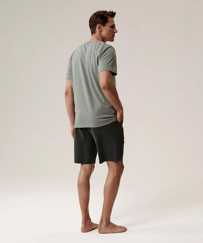 Pijamale bărbați NMP-396 – bumbac verde/kaki, mâneci scurte, ușoare și confortabile pentru vară