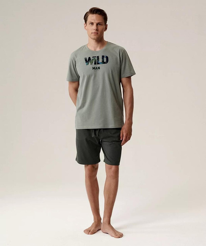 Pijamale bărbați NMP-396 – bumbac verde/kaki, mâneci scurte, ușoare și confortabile pentru vară