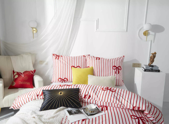 Set de lenjerie de pat din microsatin cu funde de Crăciun, alb și roșu, I25 Spod Igły i Nitki – moale, neted și rezistent